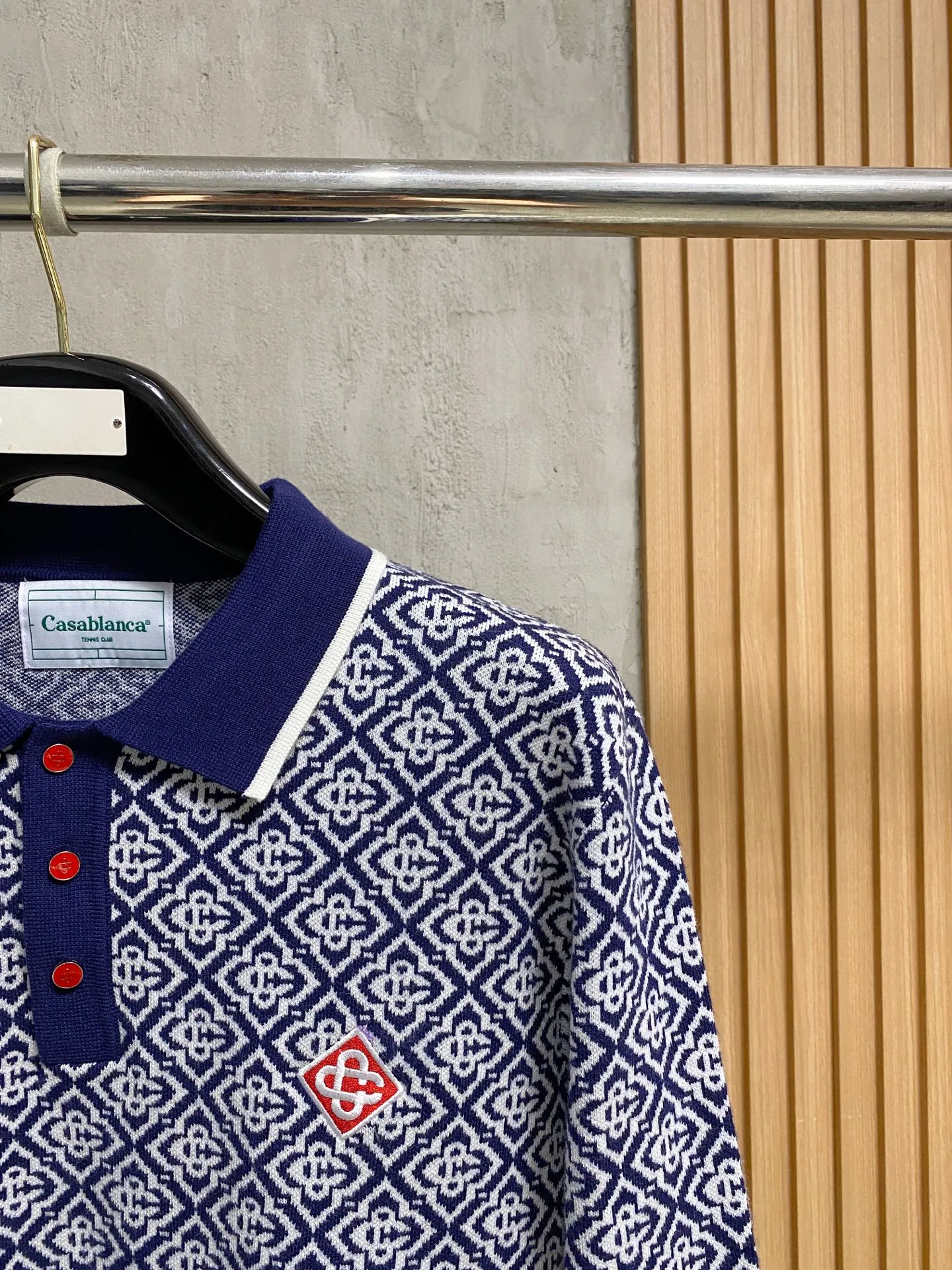 Casablanca men's rhombus jacquard long-sleeved Polo is the first choice for detail control. It adopts Navy Blue+White rhombus full-width jacquard technology. It is covered with brand geometric patterns. The texture is dense and three-dimensional, and the pattern is clear and full. It is not a simple print. It has a complete texture on the front and back, and it directly fills the retro atmosphere. With its own French Retro tone, taking into account both casualness and sophistication, this knitted Polo is a great addition to boys’ autumn and winter wardrobes. Sizes:M-3XL